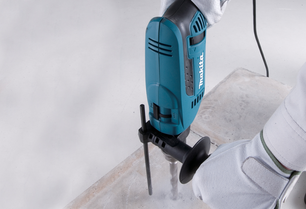 το δράπανο από το πλάι όπου φαίνεται και το logo της εταιρείας Makita